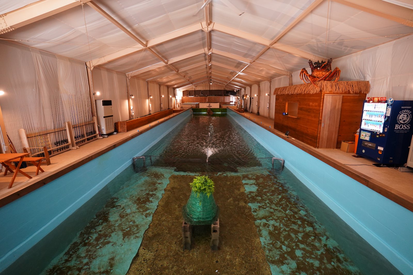 THE BONDS FISHING PARK の屋内イケス全景